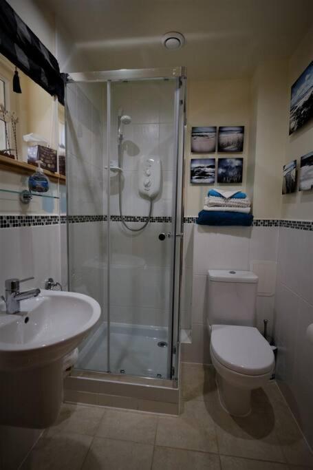 Loch Lomond Unique Selfcontained Bed+Bathroom Alexandria Exterior photo