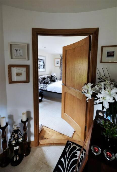 Loch Lomond Unique Selfcontained Bed+Bathroom Alexandria Exterior photo