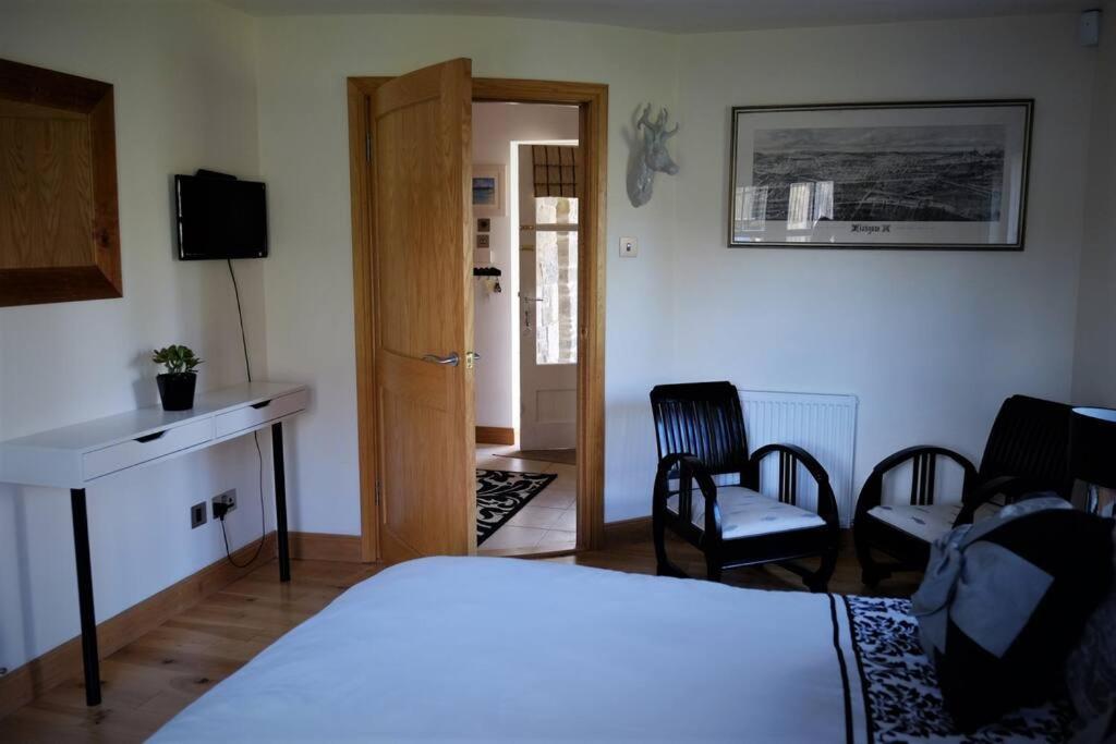 Loch Lomond Unique Selfcontained Bed+Bathroom Alexandria Exterior photo
